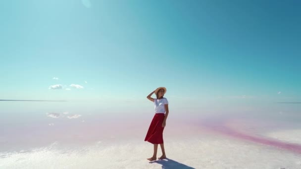 时尚的夏季女孩喜欢在明亮的粉色湖畔散步，喜欢夏季探险旅行 — 图库视频影像