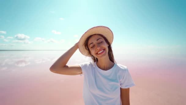 Clouse-up sommar färgglada porträtt vacker kvinna i hatt glad leende på rosa sjö — Stockvideo