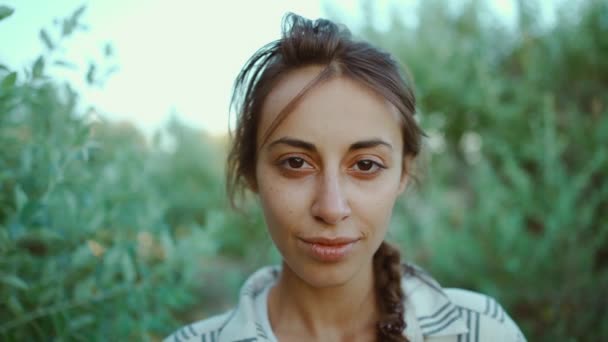 Přední zblízka smíšené rasy ženy, přirozený lidský obličej s naladěnou pletí, klidný pohled na kameru otevřený a sebevědomý — Stock video