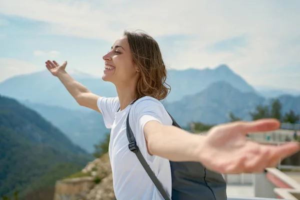 Жінка-мандрівник свобода з відкритими руками насолоджується видом на гори, літні канікули — стокове фото