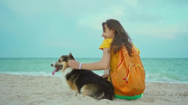 Feliz chica sonriente jugando al aire libre y pasar tiempo junto con su mascota lindo perro corgi — Vídeo de stock