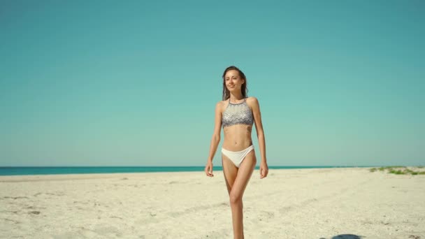Venkovní módní záběr nádherné sexy žena s perfektní štíhlé tělo odpočívá na tropické pláži. — Stock video