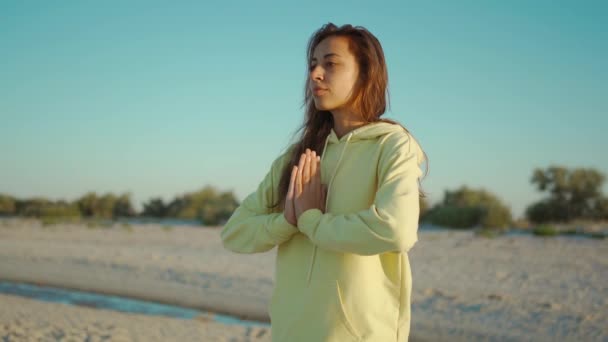 Atraente relaxado misto raça mulher Práticas adequada respiração e ioga meditação praticando ao nascer do sol no fundo da natureza — Vídeo de Stock