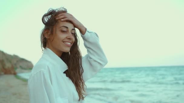 Belle femme d'été marchant dans l'eau de mer avec des vagues. Concept de liberté et de paradis — Video