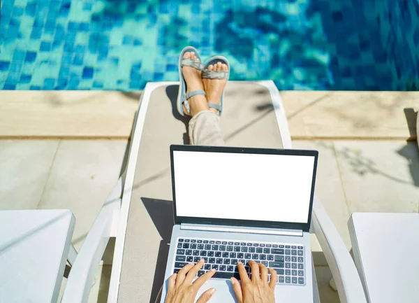 Top view nainen työskentelee kannettavan tietokoneen uima-altaalla, kädet kirjoittamalla näppäimistö teksti — kuvapankkivalokuva