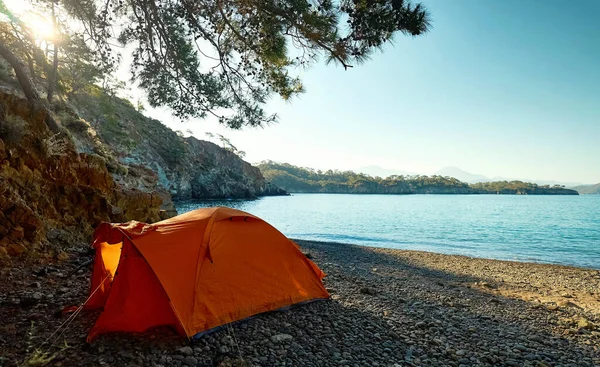 Camping med telt på villstrand ved soloppgang, vakkert naturlandskap – stockfoto