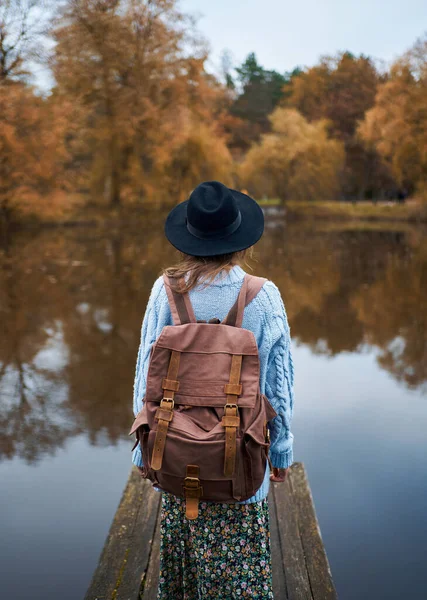 Voyageur femme debout sur la promenade au lac avec vue sur la nature automne — Photo