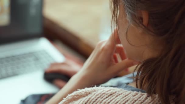 어린 여성 프리랜서가 코치나 소파에서 노트북 컴퓨터로 일하는 모습을 가까이 서 본 모습 — 비디오