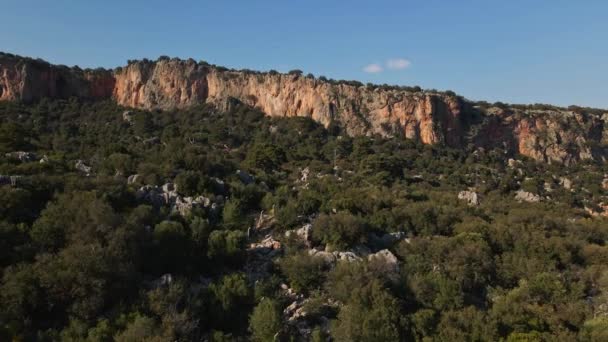 Efeito de paralaxe, vista aérea de drone em incrível penhasco de pedra calcária parede rochosa e montanhas no fundo. — Vídeo de Stock