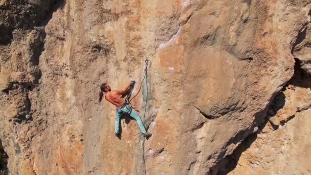 Imagens aéreas do drone. drone voando de penhasco calcário com alpinista nele. homem sobe rota desafiadora no caranguejo vertical — Vídeo de Stock