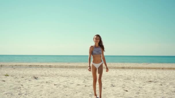Retrato de hermosa joven mujer de raza mixta riendo alegre disfrutando de estilo de vida en la calma soleada playa de arena belleza femenina — Vídeos de Stock