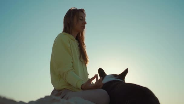 Досить впевнена жінка робить йогу і медитацію практикується на сході сонця на пляжі — стокове відео