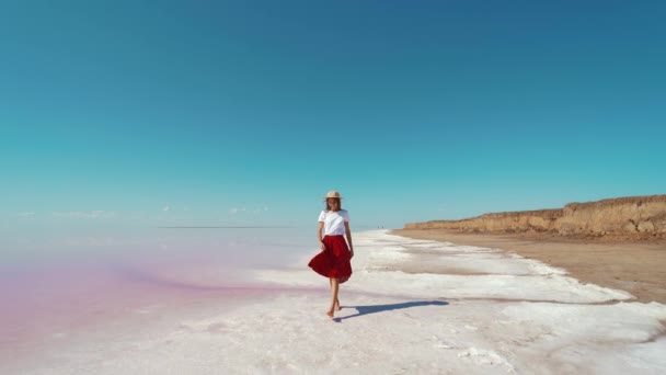 Elegante ragazza estiva godendo a piedi dal lago rosa brillante, avventura estiva in viaggio — Video Stock