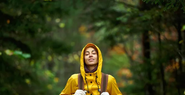 Banner portrait tourist woman in yellow jacket at forest, fall weather, calm scene. — Stock Photo, Image