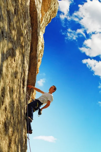 Scalatore di roccia che si arrampica su una falesia — Foto Stock