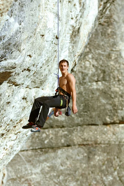 Rock climber climbing up a cliff — Stock Photo, Image