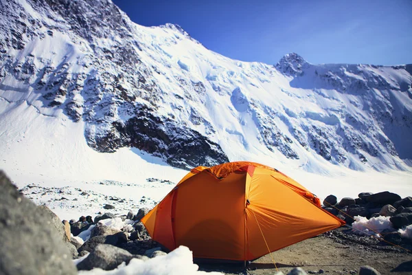 Tenda arancione ai piedi della montagna — Foto Stock