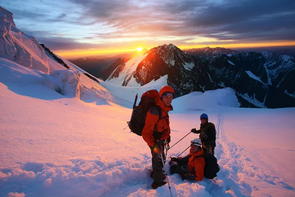 Climbers at the top of a pass — Stock Photo, Image