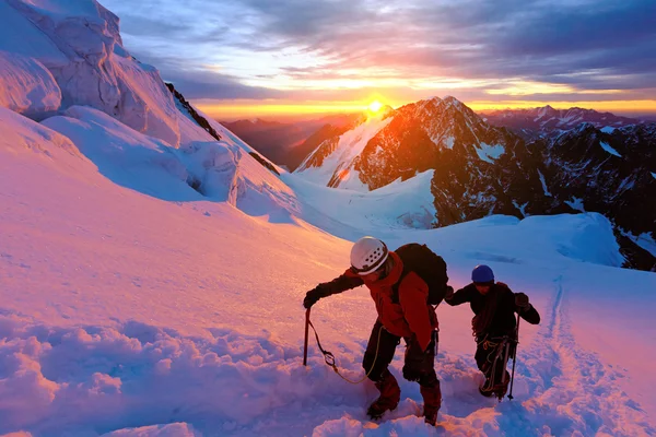 Bergsteiger auf der Spitze eines Passes Stockbild