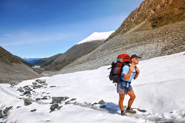 Hiker at the top of a pass — Stock Photo, Image