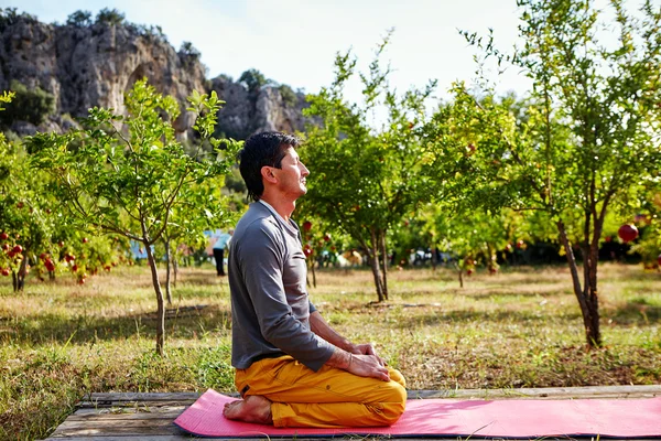 Man meditates in garden — Stock Photo, Image