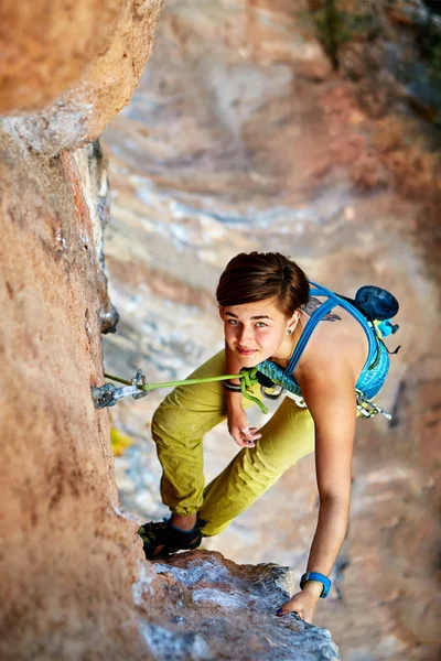 Rock climber climbing up a cliff — Stock Photo, Image