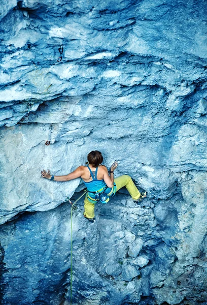 Scalatore di roccia che si arrampica su una falesia — Foto Stock