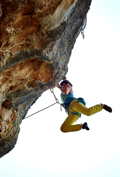 Scalatore di roccia che si arrampica su una falesia — Foto Stock