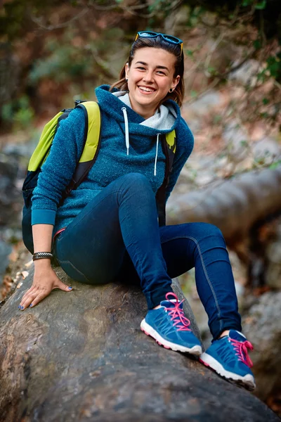 Femme randonneur souriant debout dehors dans la forêt avec sac à dos — Photo