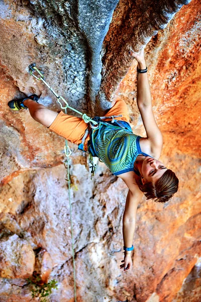 Scalatore di roccia che si arrampica su una falesia — Foto Stock