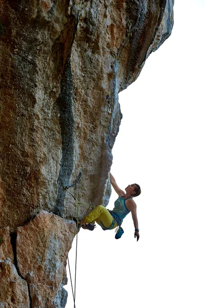 Escalador de rocha subindo um penhasco — Fotografia de Stock