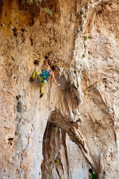 Kletterer klettert eine Klippe hinauf — Stockfoto