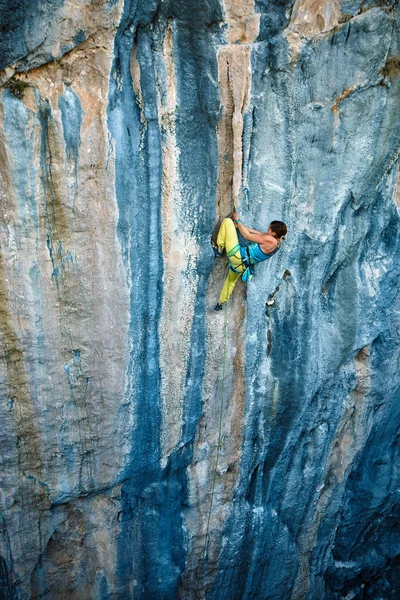 Scalatore di roccia che si arrampica su una falesia — Foto Stock