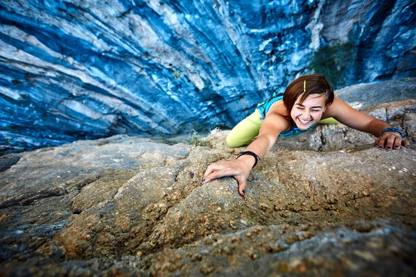 Rock climber climbing up a cliff — Stock Photo, Image