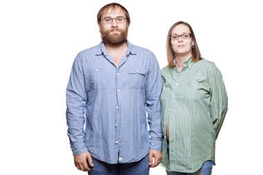 Bebek için beyaz bir arka plan üzerinde bekleyen genç aile