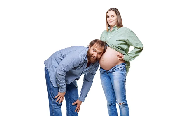 Jeune famille attendant bébé sur fond blanc — Photo