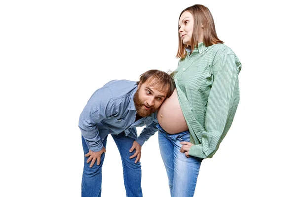 Jovem família à espera de bebê em um fundo branco — Fotografia de Stock