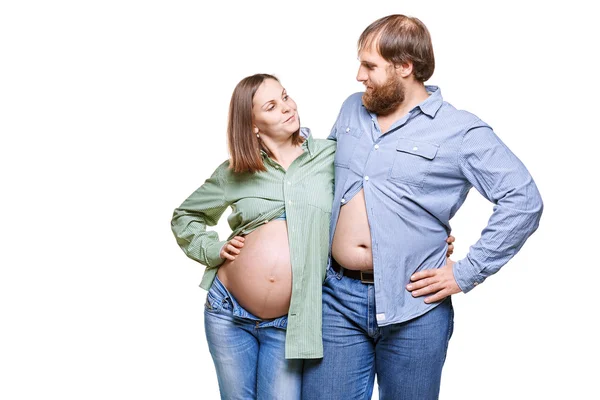 Jovem família à espera de bebê em um fundo branco — Fotografia de Stock