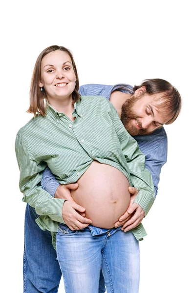 Familia joven esperando al bebé sobre un fondo blanco — Foto de Stock