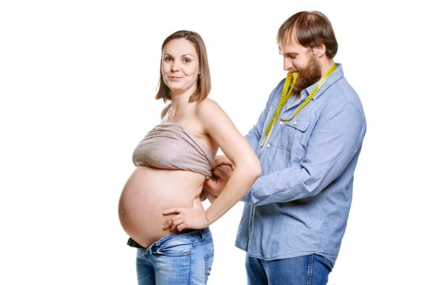 Familia joven esperando al bebé sobre un fondo blanco — Foto de Stock