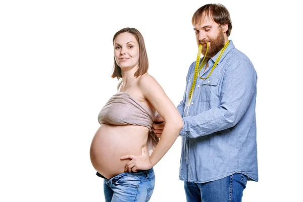 Familia joven esperando al bebé sobre un fondo blanco —  Fotos de Stock
