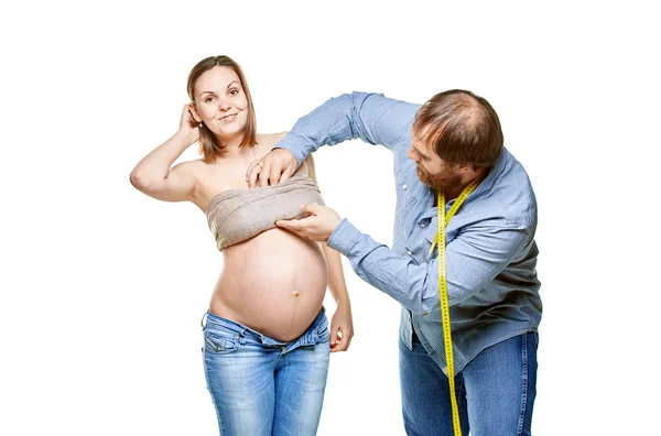 Junge Familie wartet auf Baby auf weißem Hintergrund — Stockfoto