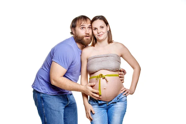 Jeune famille attendant bébé sur fond blanc — Photo