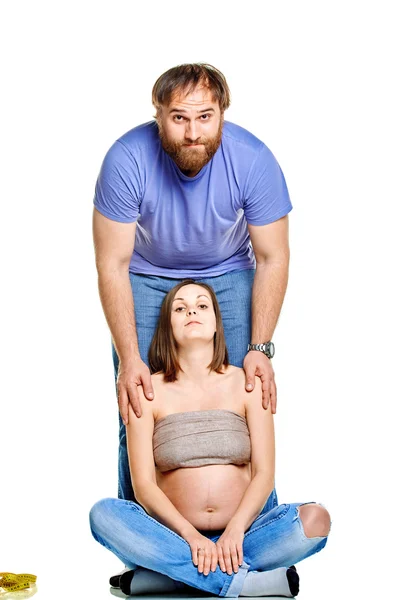 Jeune famille attendant bébé sur fond blanc — Photo