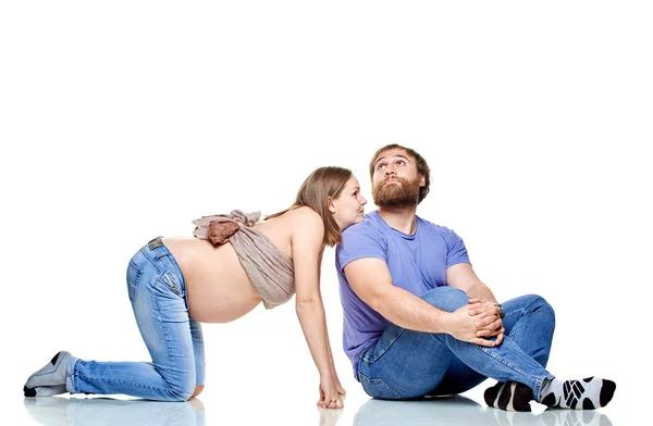 Jovem família à espera de bebê em um fundo branco Imagens Royalty-Free