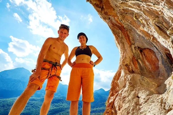 Пара альпинистов в пещере — стоковое фото