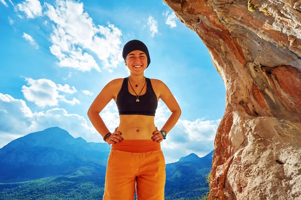 Chica escaladora en una cueva — Foto de Stock