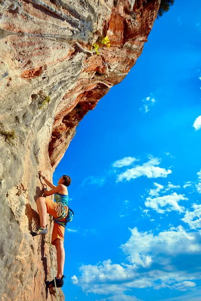 Kletterer klettert eine Klippe hinauf — Stockfoto