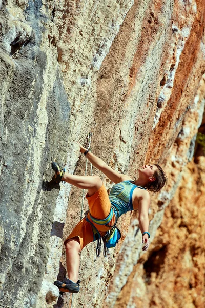 Rock climber climbing up a cliff — Stock Photo, Image