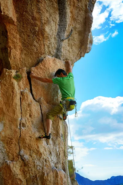 Scalatore di roccia che si arrampica su una falesia — Foto Stock